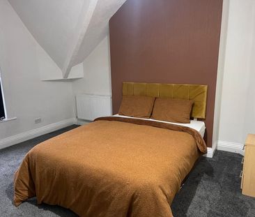 Room in a Shared House, Dickenson Road, M13 - Photo 2