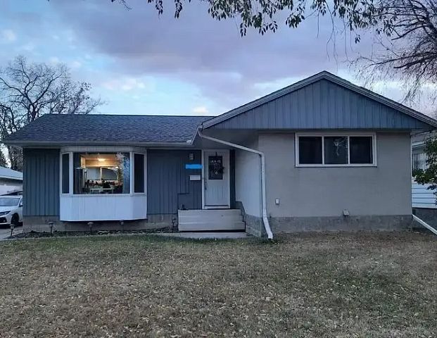 Beautiful Fully Renovated Family Home for Rent | 15929 93A Avenue Northwest, Edmonton - Photo 1