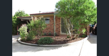 CENTRAL 2 BEDROOM UNIT! CLOSE TO TOWN! - Photo 2