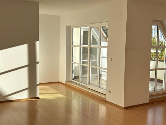 Lichtdurchflutet mit großzügiger Dachterrasse im Univiertel - Photo 1