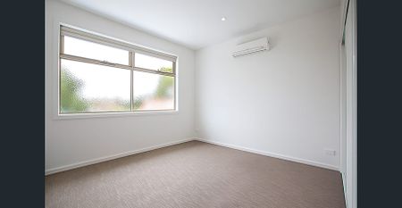 Seaside Town Residence - Photo 3