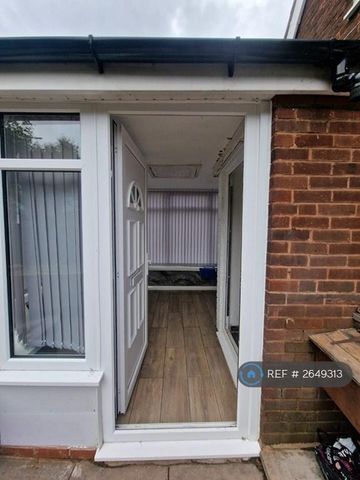 4 bedroom detached house to rent - Photo 4