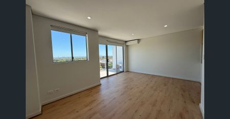 Oversized Two Bedroom Unit ***Access via Waverley Street*** - Photo 2