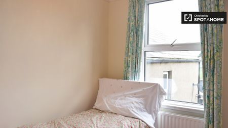 Relaxing room in shared apartment in Terenure, Dublin - Photo 3