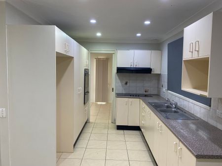 Five-Bedroom Home with Workshop & Double Garage - Photo 3