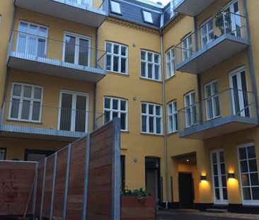 Skøn lejebolig i baggården midt i Indre by med lille terrasse - Photo 1