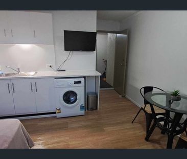 Southport Broadwater modern trendy studio for rent! - Photo 6