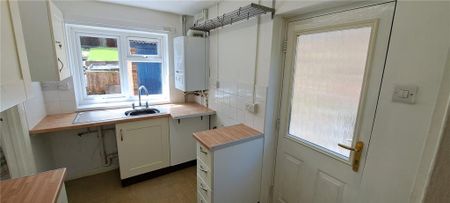 2 bedroom semi-detached house to rent - Photo 4