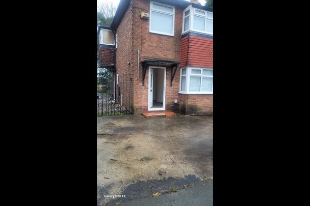 3 Bed Semi-Detached House, Manchester, M40 - Photo 1