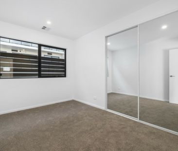 Stunning Spacious Townhouse! - Photo 2