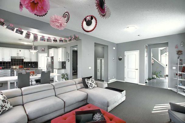 Spacious 4 Bed Home With Dual Primary Bedrooms!! - Photo 1