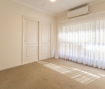 Three bedroom townhouse with stunning water views - Photo 4
