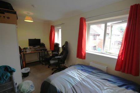 4 bedroom end of terrace house to rent - Photo 3