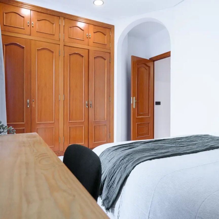 Room in a shared 4-bedroom apartment for rent in El Carme, Valencia - Photo 1