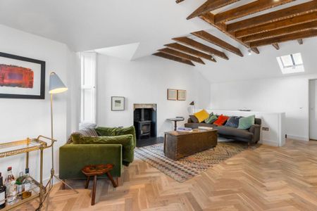 1 bedroom mews to rent - Photo 2