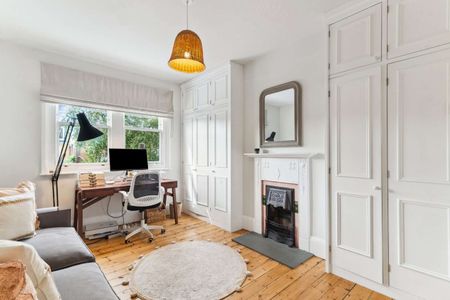 A fantastic four bedroom house located within close proximity to the River Thames - Photo 4