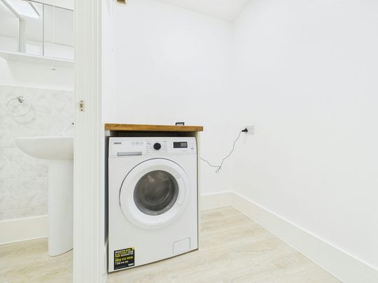 Flat to rent on - Photo 1