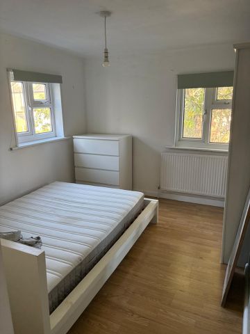 2 Bed Flat, Sandmere Road, SW4 - Photo 3