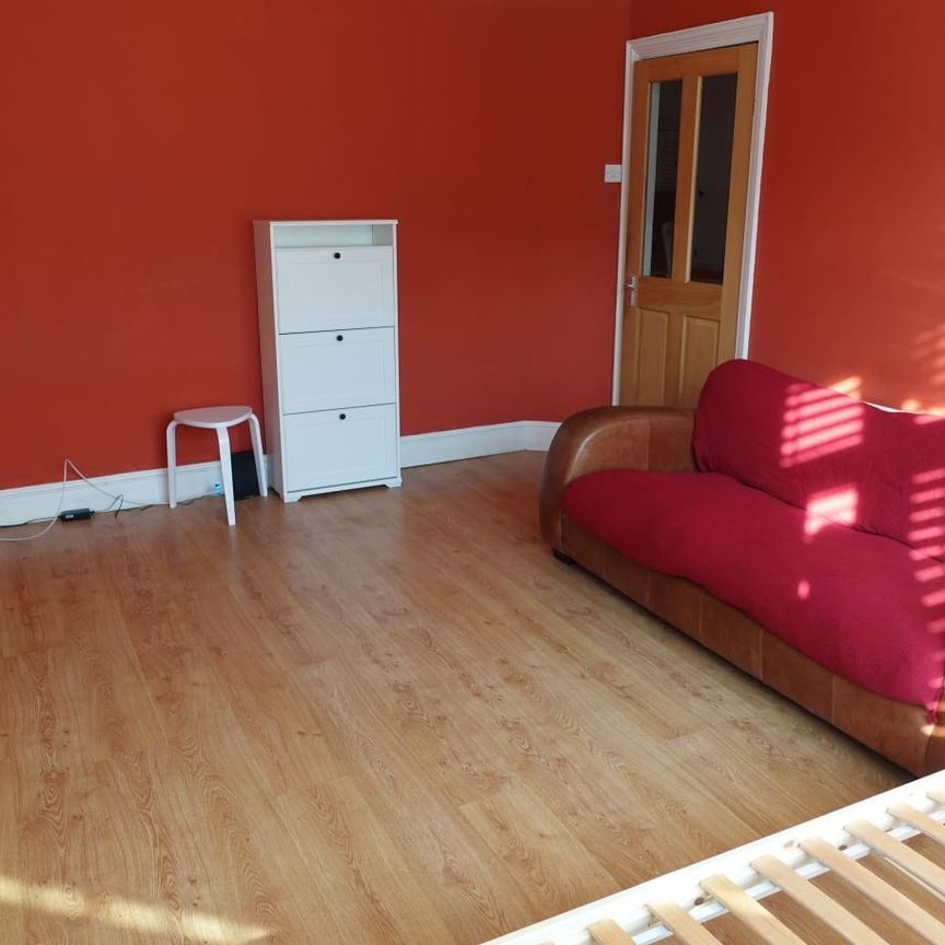 Room in a Shared House, Blenheim Avenue, IG2 - Photo 1