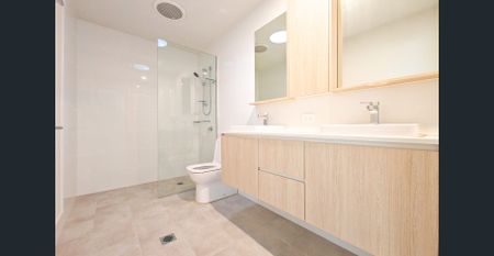 Modern 4-Bedroom Townhouse in a Peaceful, Parkside Location - Photo 4