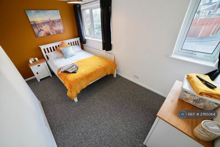 1 bedroom in a house share to rent - Photo 2