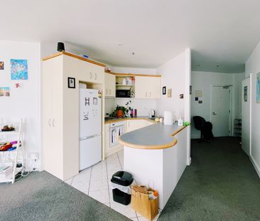 Spacious CBD Apartment - Photo 3