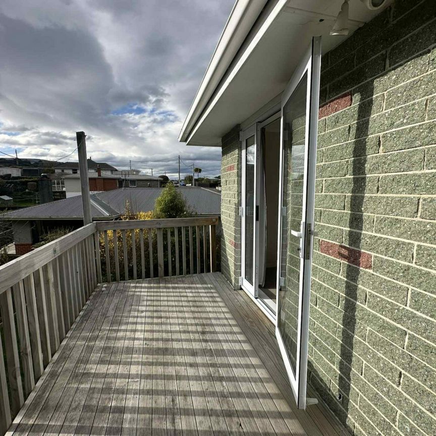 Sunny and spacious in Bradford! - Photo 1