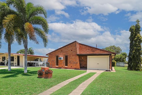 SPACIOUS 4 BEDROOM FAMILY HOME + 2 LIVING AREAS & GREAT FEATURES - Photo 1