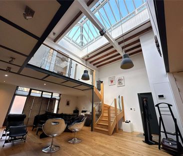 A Distinctive Two-Bedroom Mews House | Grade II Listed Conversion | - Photo 4