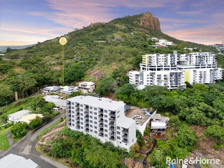 City living with a view - Photo 2