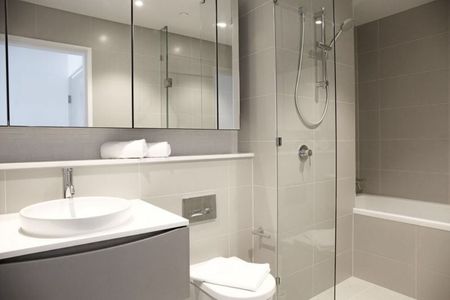 FURNISHED STUNNING TOP FLOOR 2 BEDROOMS APARTMENT IN DARLING SQUARE - Photo 2