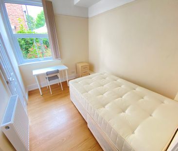 9 Bed Student Accommodation - Photo 3