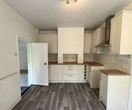 A charming Victorian cottage with garden and parking. - Photo 3