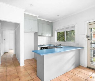 CUTE & COSY 3 BEDROOM HOME IN FAMILY FRIENDLY LOCATION - Photo 2