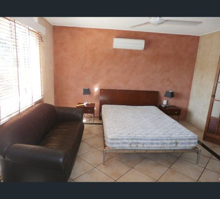 8/98 The Strand, North Ward, Qld 4810 - Photo 5