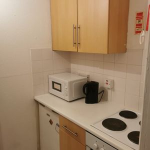 1 Bed Flat, London Road, RG1 - Photo 2