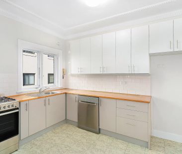 Sunlit Art Deco Apartment with Ocean Views - Photo 4