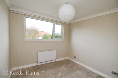 4 bedroom semi-detached house to rent - Photo 2