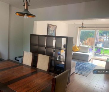 3 bedroom semi-detached house to rent - Photo 3