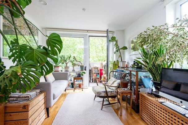 Trafalgar Gardens, Stepney Green, E1 - Photo 1