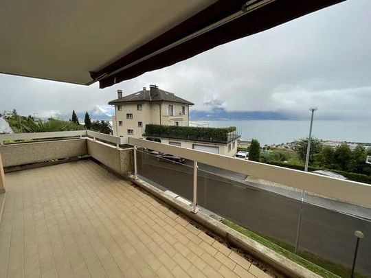 Français : Appartement de 4.5 pièces au 2ème étage avec vue sur le lac et montagnes. - Foto 1