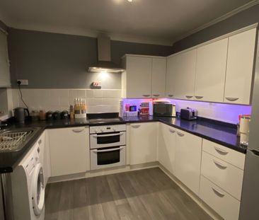 Three Bedroom Home, Close To Mainline Train Station - Photo 5