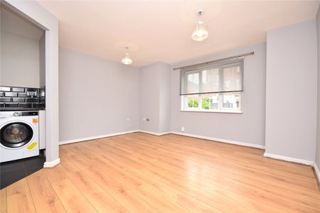 6, New Forest Way, Leeds, West Yorkshire, LS10 4GH - Photo 2