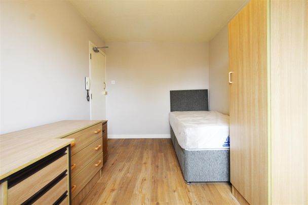 Room 4, East Road, Cambridge - Photo 1