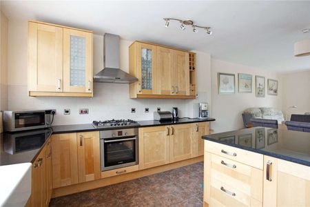A furnished 3/4 bedroom townhouse conveniently located in a central location approximately 0.3 miles from all local amenities. - Photo 3