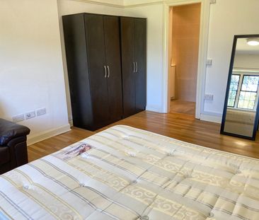Bedsit, Very Near South Side The Common Area, W5 - Photo 6