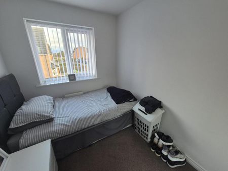 4 bedroom detached house to rent - Photo 2