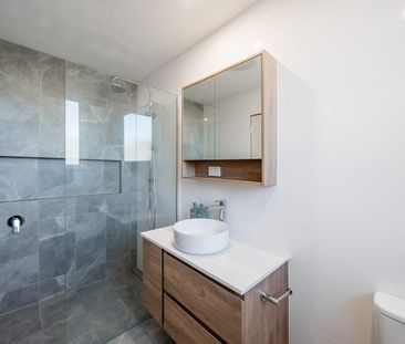 Bayside living with outside entertainer - Photo 6