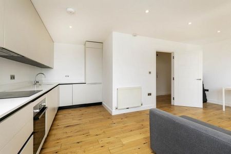 3 Bedroom, 3 bath, 1 reception Apartment - Photo 3