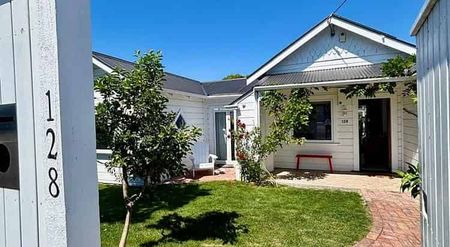 Modernised character-filled 4-bed home with solar - Photo 4